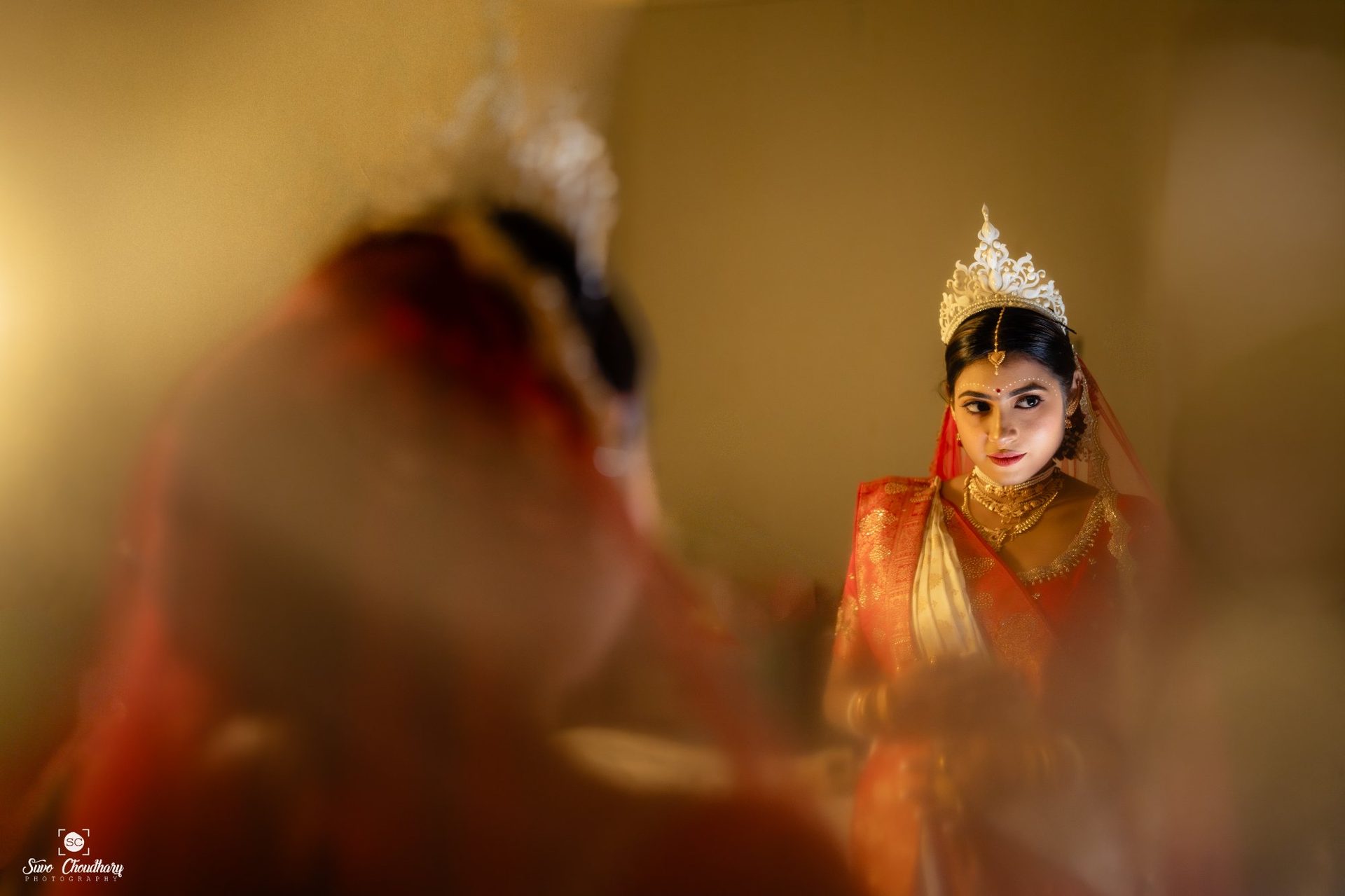 Wedding photographer in Siliguri – Bengali bride mirror reflection – Suvo Choudhury